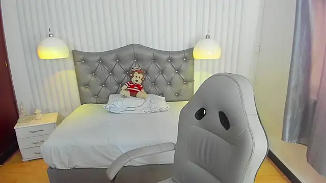 Snapshot of mia_vanucci1 chatting on 09.30.25 mia vanucci1 online show from 09.30.25