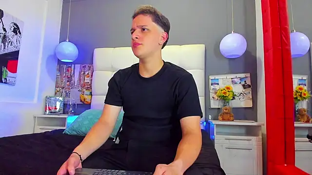 Snapshot of Thomas_May4rs chatting on 03.11.25 Thomas May4rs online show from 03.11.25