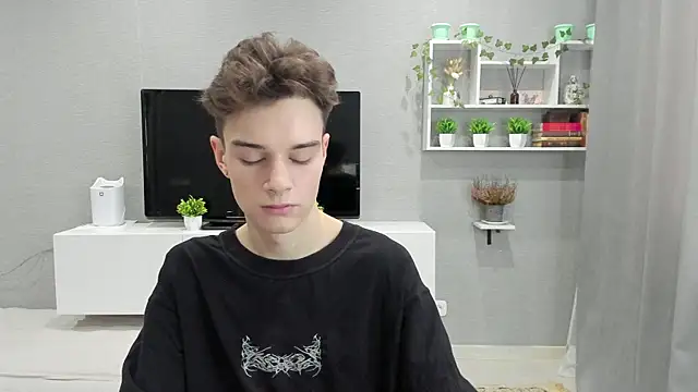 Snapshot of avegothy- chatting on 02.14.25 avegothy- online show from 02.14.25