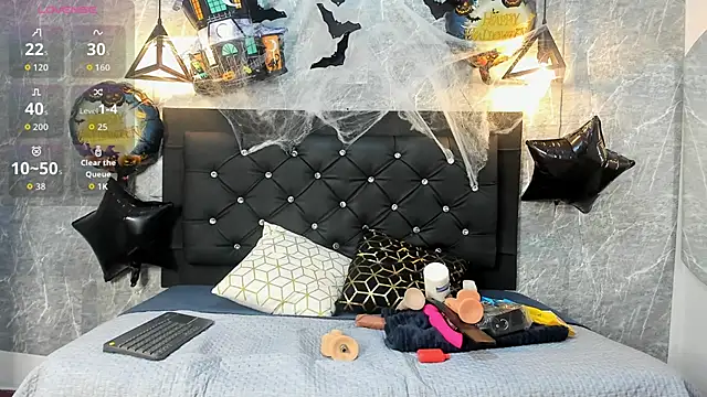 Snapshot of emberhodson chatting on 10.15.25 emberhodson online show from 10.15.25