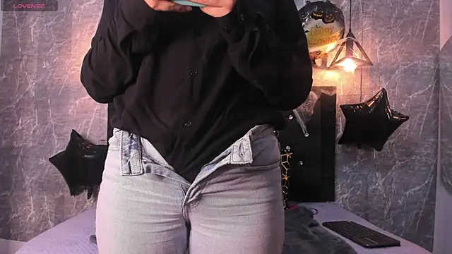 Snapshot of emberhodson chatting on 10.18.25 emberhodson online show from 10.18.25