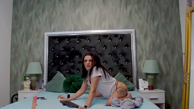 Snapshot of LissaAnn chatting on 02.21.25 LissaAnn online show from 02.21.25