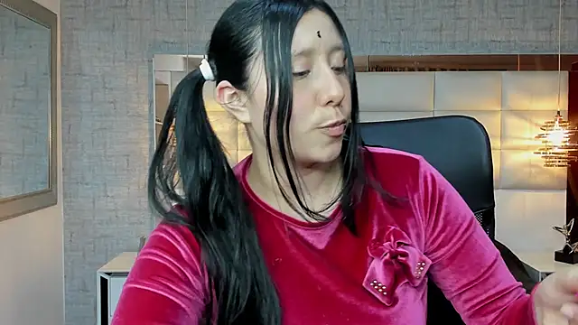 Snapshot of Nohemi_louse chatting on 10.06.25 Nohemi louse online show from 10.06.25