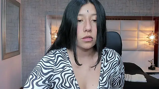 Snapshot of Nohemi_louse chatting on 10.07.25 Nohemi louse online show from 10.07.25