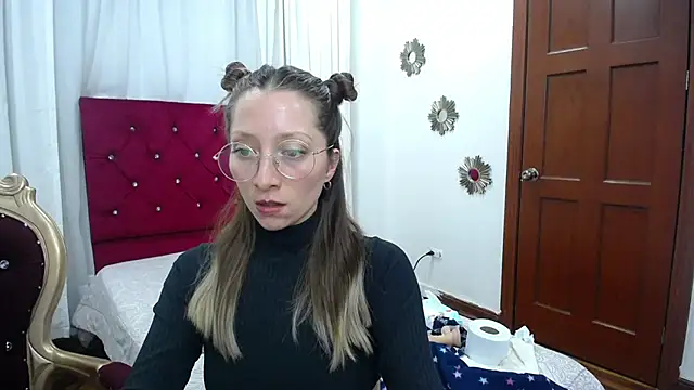 Snapshot of Carlin_Diaz chatting on 03.09.25 Carlin Diaz online show from 03.09.25