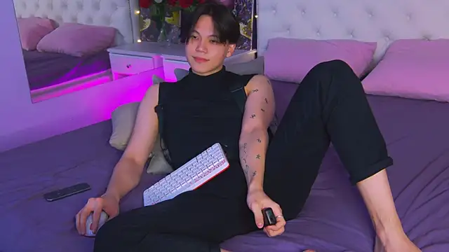 Snapshot of just_gay_ chatting on 03.08.25 just gay online show from 03.08.25