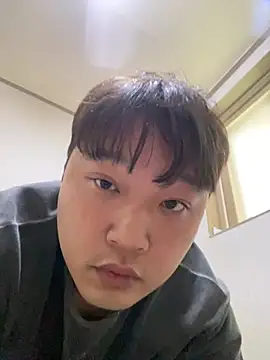 Snapshot of offwhite777 chatting on 02.21.25 offwhite777 online show from 02.21.25