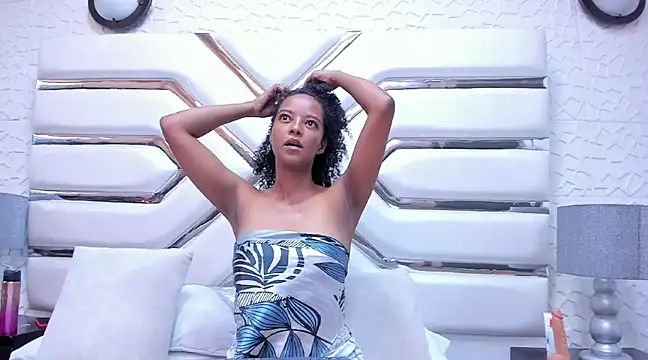 Snapshot of LottieBenz chatting on 02.06.25 LottieBenz online show from 02.06.25