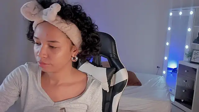 Snapshot of leahaltomm chatting on 02.12.25 leahaltomm online show from 02.12.25