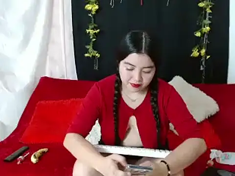 Snapshot of AlejaHottyX chatting on 02.05.25 AlejaHottyX online show from 02.05.25