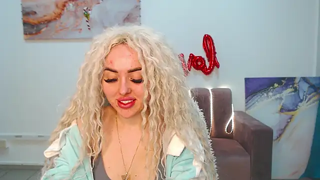 Snapshot of MissisCaty chatting on 02.13.25 MissisCaty online show from 02.13.25