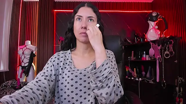 XiaQueen online show from 10.31.25