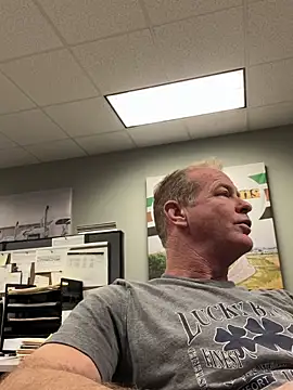 Snapshot of hintly chatting on 01.18.26 hintly online show from 01.18.26