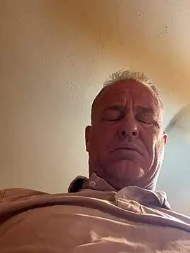 Snapshot of hintly chatting on 02.18.26 hintly online show from 02.18.26