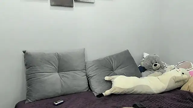 Snapshot of MollyMi0 chatting on 02.13.25 MollyMi0 online show from 02.13.25