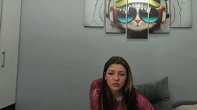 Snapshot of MollyMi0 chatting on 02.14.25 MollyMi0 online show from 02.14.25