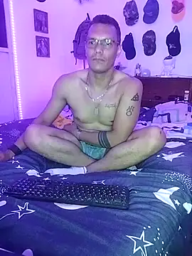 Snapshot of XhaseFoX chatting on 03.04.25 XhaseFoX online show from 03.04.25