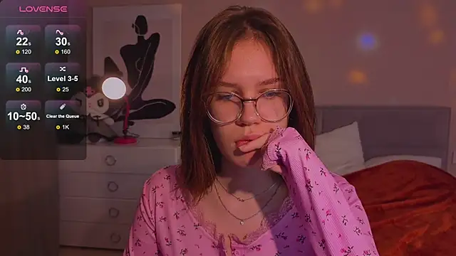 Mia Luw online show from 10.13.25