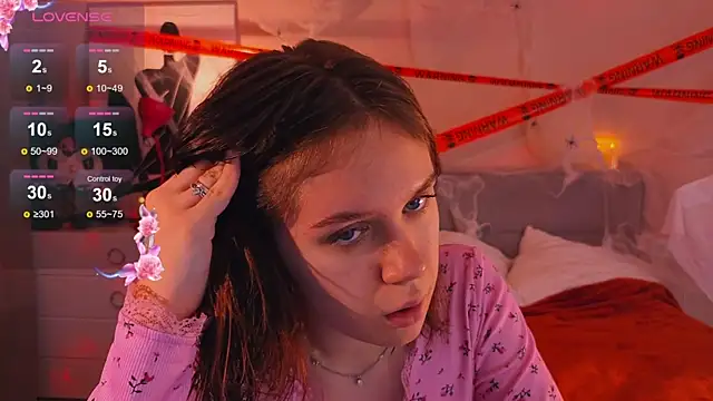 Mia Luw online show from 10.22.25