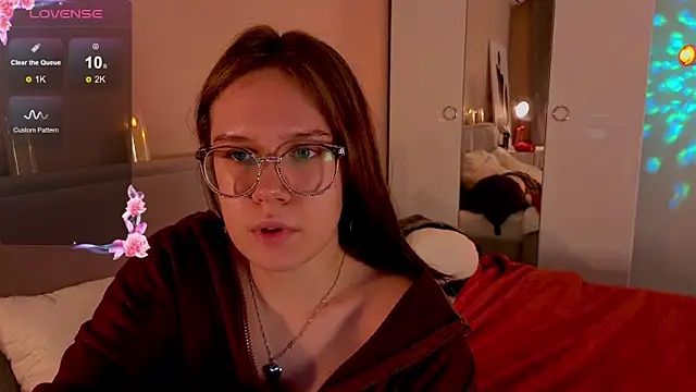 Mia Luw online show from 11.22.25