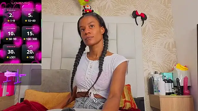 Snapshot of dafnnelewis chatting on 05.08.26 dafnnelewis online show from 05.08.26