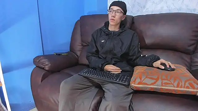 Snapshot of Gadiel_Sex chatting on 02.25.25 Gadiel Sex online show from 02.25.25
