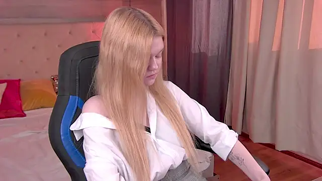 Snapshot of AdeleCartier chatting on 02.16.25 AdeleCartier online show from 02.16.25