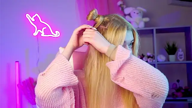 Snapshot of AdeleCartier chatting on 03.19.25 AdeleCartier online show from 03.19.25