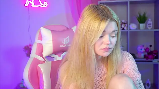 Snapshot of AdeleCartier chatting on 03.22.25 AdeleCartier online show from 03.22.25