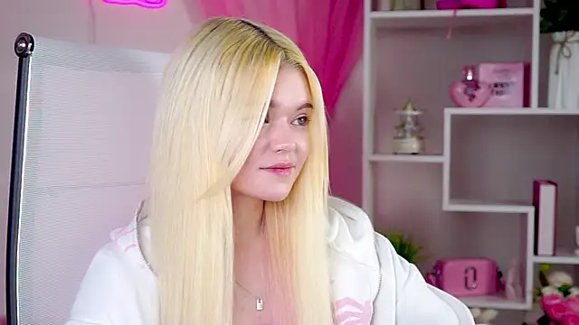 Snapshot of AdeleCartier chatting on 04.16.26 AdeleCartier online show from 04.16.26