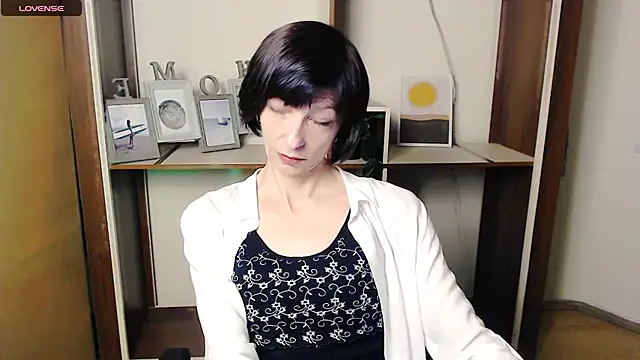 Snapshot of _AngeliaFlow_ chatting on 10.14.25 AngeliaFlow online show from 10.14.25