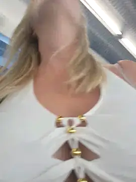 Snapshot of Sexybiene969 chatting on 09.15.25 Sexybiene969 online show from 09.15.25