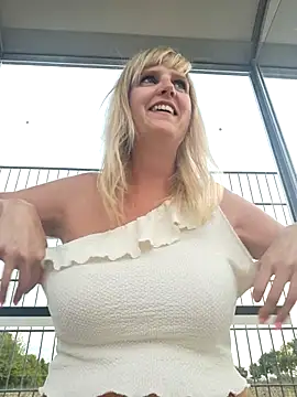 Snapshot of Sexybiene969 chatting on 09.22.25 Sexybiene969 online show from 09.22.25