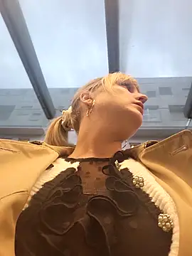 Snapshot of Sexybiene969 chatting on 10.01.25 Sexybiene969 online show from 10.01.25