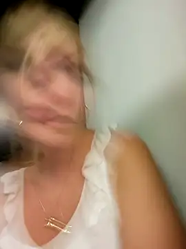 Snapshot of Sexybiene969 chatting on 10.05.25 Sexybiene969 online show from 10.05.25