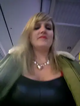 Snapshot of Sexybiene969 chatting on 10.06.25 Sexybiene969 online show from 10.06.25