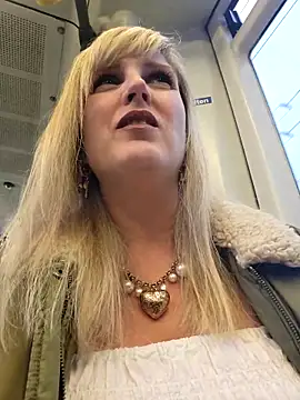 Snapshot of Sexybiene969 chatting on 10.10.25 Sexybiene969 online show from 10.10.25