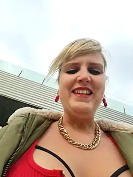 Snapshot of Sexybiene969 chatting on 10.11.25 Sexybiene969 online show from 10.11.25