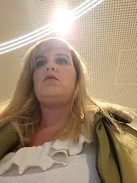 Snapshot of Sexybiene969 chatting on 10.16.25 Sexybiene969 online show from 10.16.25