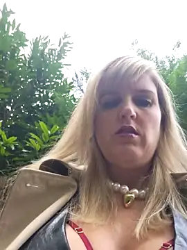 Snapshot of Sexybiene969 chatting on 10.22.25 Sexybiene969 online show from 10.22.25