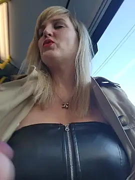 Snapshot of Sexybiene969 chatting on 10.24.25 Sexybiene969 online show from 10.24.25