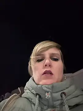 Snapshot of Sexybiene969 chatting on 11.27.25 Sexybiene969 online show from 11.27.25