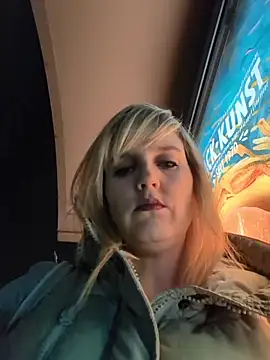 Snapshot of Sexybiene969 chatting on 12.04.25 Sexybiene969 online show from 12.04.25