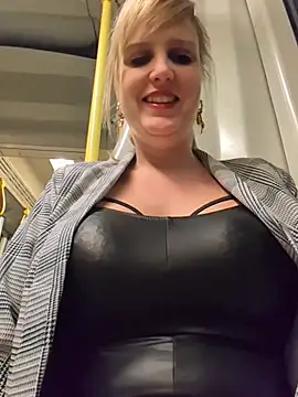 Snapshot of Sexybiene969 chatting on 12.22.25 Sexybiene969 online show from 12.22.25