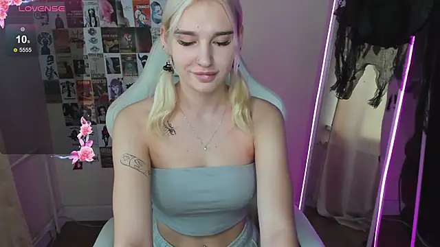 Snapshot of EvelinaLuu chatting on 11.02.25 EvelinaLuu online show from 11.02.25