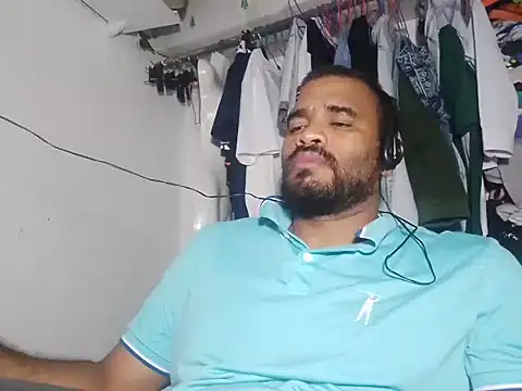 Snapshot of YOX22 chatting on 02.25.25 YOX22 online show from 02.25.25