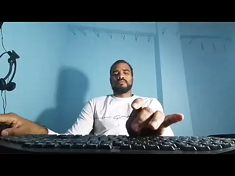 Snapshot of YOX22 chatting on 03.01.25 YOX22 online show from 03.01.25