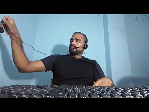 Snapshot of YOX22 chatting on 03.11.25 YOX22 online show from 03.11.25