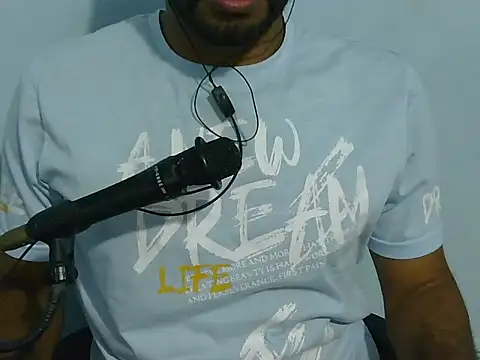 Snapshot of YOX22 chatting on 09.14.25 YOX22 online show from 09.14.25