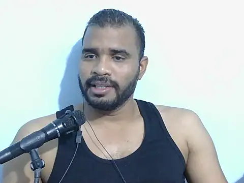 Snapshot of YOX22 chatting on 09.28.25 YOX22 online show from 09.28.25